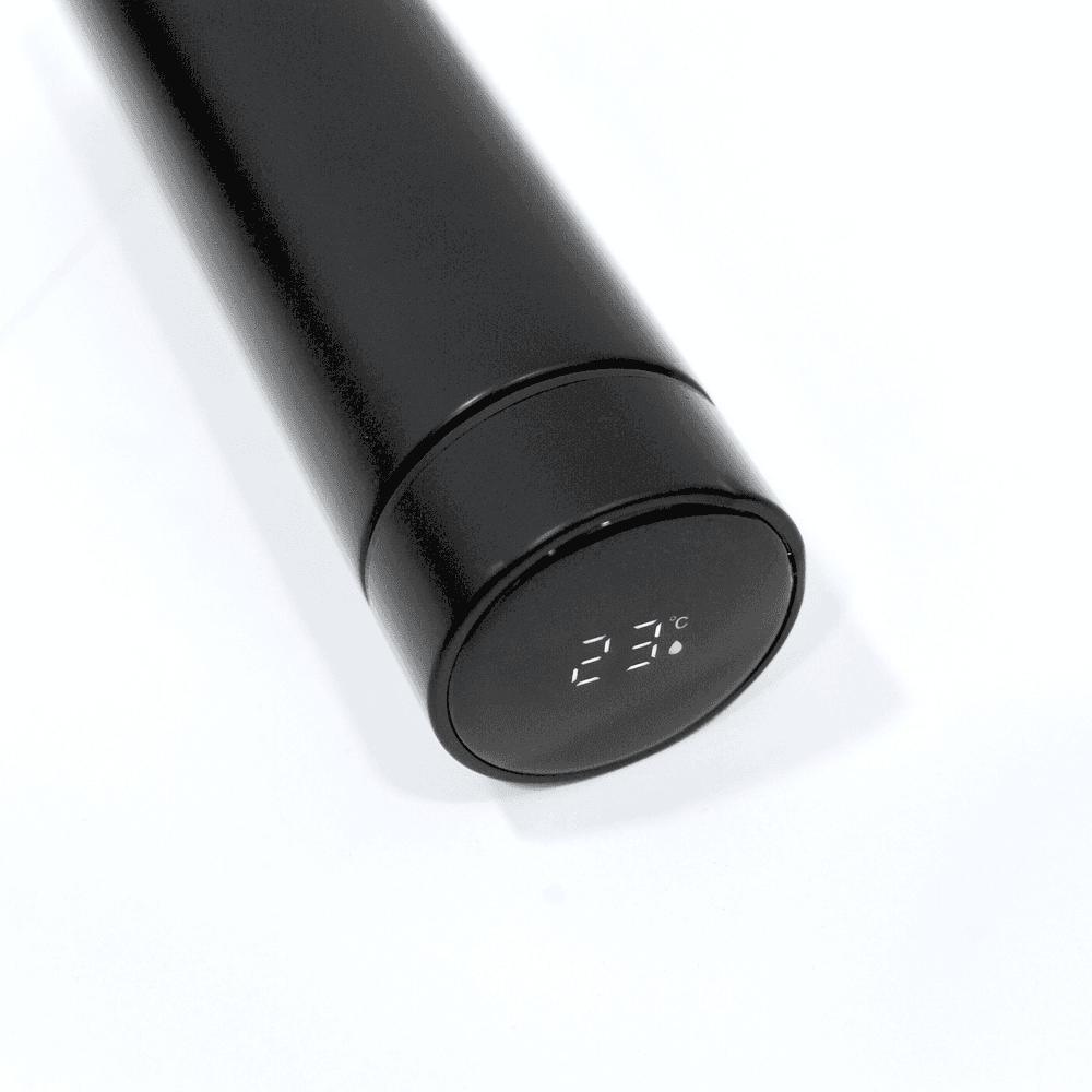 Black smart temperature display bottle from corporate gift set, showing 23°C on digital lid, sleek and modern for daily use.
